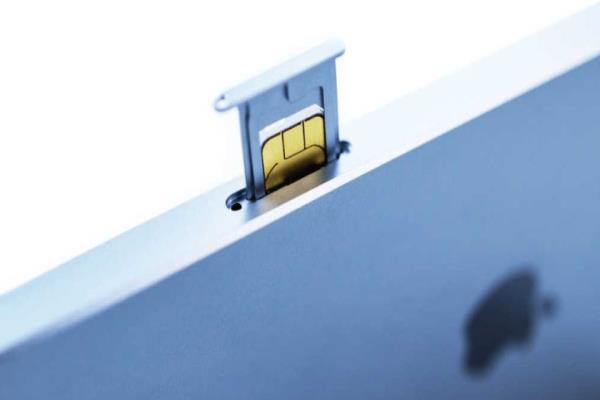 美国版的iPhone14全面移除实体SIM卡槽。
