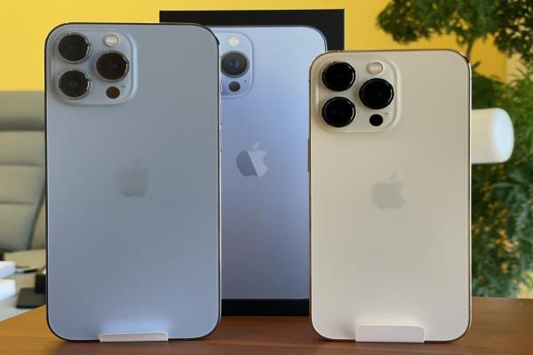 图左为6.7吋iPhone13ProMax，图右为6.1吋iPhone13Pro，机背皆搭载全新三镜头。