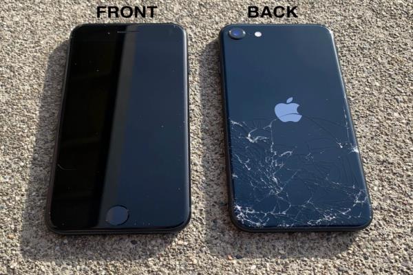 从2公尺高度摔落到地面后，iPhoneSE背盖出现明显的碎裂磨损。