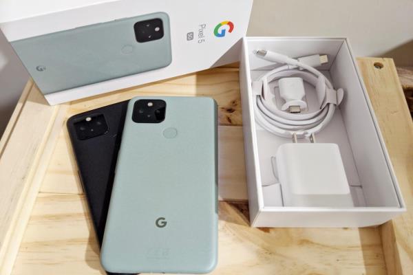 Google首款超轻薄5G手机Pixel5。盒装内包括有：Pixel5手机、18WUSB-C电源变压器、充电线、快速转接头与退卡针。