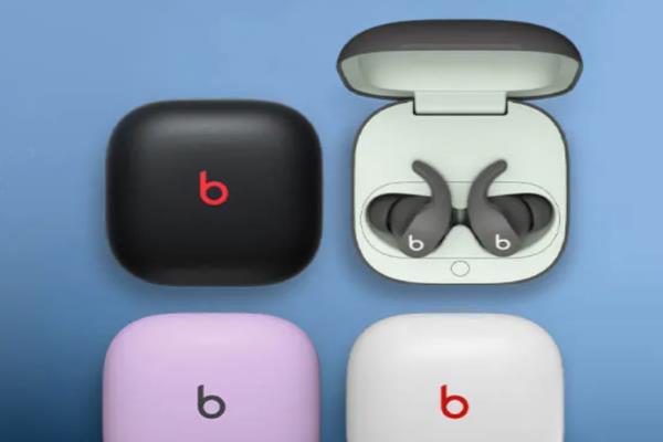 今年在上市的BeatsFitPro，被网友形容称为是“运动版”AirPodsPro的双胞胎分身，价位比AirPodsPro便宜了一千多块。BeatsFitPro提供四种颜色：红黑、白、灰与紫色，建议售价6,500元。