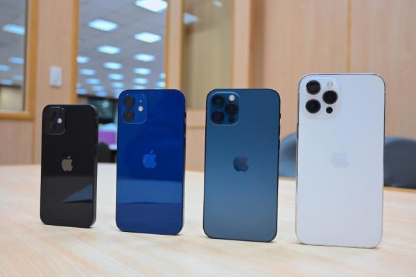 苹果今年一口气推出4款新机，由左至右分别是iPhone12mini、12、12Pro、12ProMax