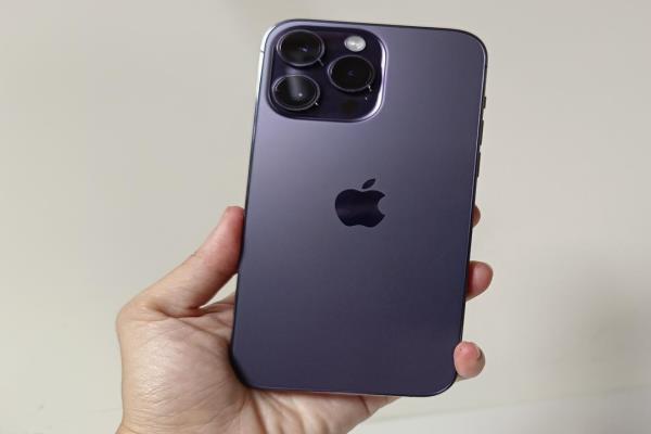 开箱iPhone14Pro／14ProMax，深紫色是今年的热门颜色。