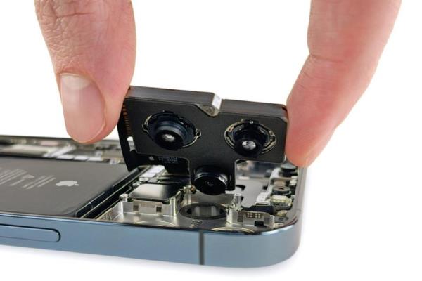 6.7吋iPhone12ProMax搭载三镜头相机模组。