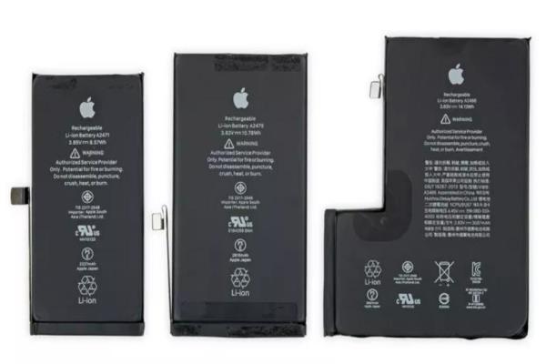 图右为6.7吋iPhone12ProMax。采用与前代相似的L型电池模组。图左为iPhone12mini、图中为iPhone12。