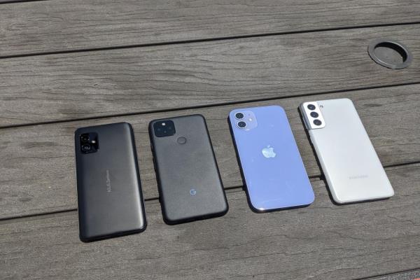 由左至右依序为：5.9吋ZenFone8、6吋GooglePixel5、6.1吋iPhone12与6.2吋三星S21。