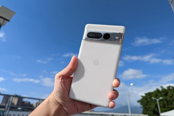 图为Google于2022年度推出的三镜头旗舰手机Pixel7Pro。