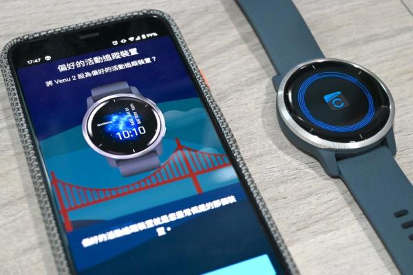 图右为Garmin在今年六月发布新一代旗舰智慧手表Venu2。