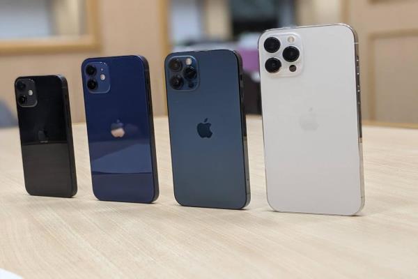 苹果2020年10月发布四款支援5G的iPhone12系列，由左至右依序为12mini、12、12Pro与12ProMaX。