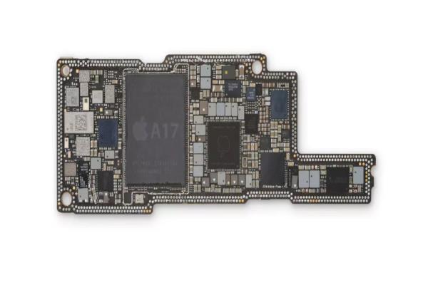 据称今年iPhone15Pro高阶旗舰机型将搭载A17芯片，内部零件谍照于网络流出。