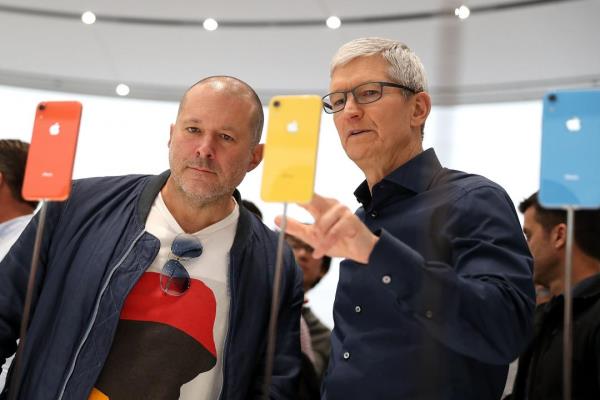 图左为JonyIve，右为苹果CEO库克知名工业设计师JonyIve，稍早由《纽约时报》爆料将正式与苹果中止合作，并展开更加独立的设计生涯。