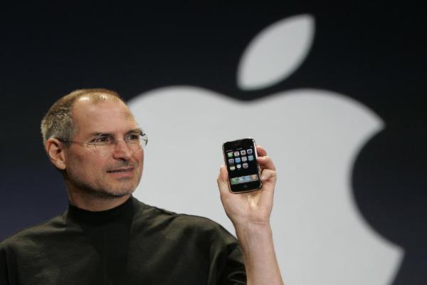 第一代iPhone是2007年1月9日发布，6月29日正式贩售。