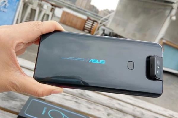 华硕首款翻转式双镜头ZenFone6旗舰手机。