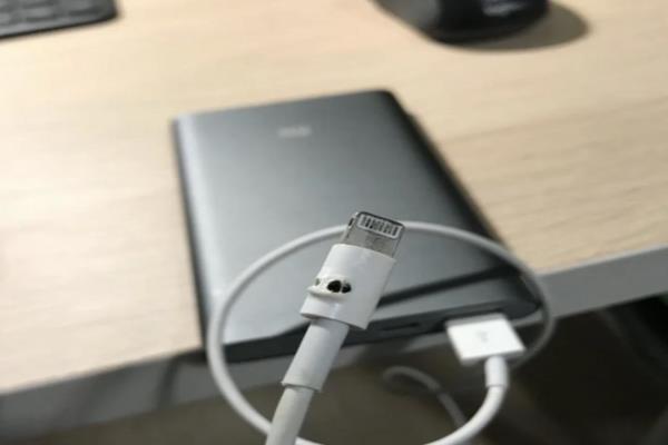 有网友PO文求问自己的iPhone充电线烧掉了。