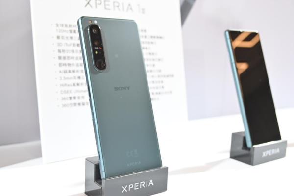 图为索尼推出的Xperia1III“消光绿”新色