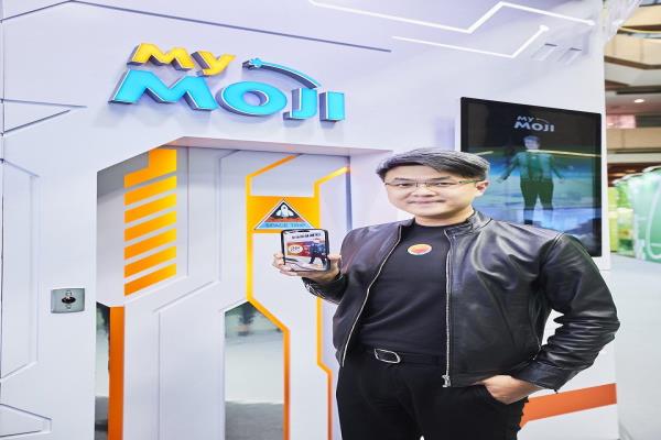 宝金科技大哥大商务长林东闵亲自展示MyMoji创新服务。
