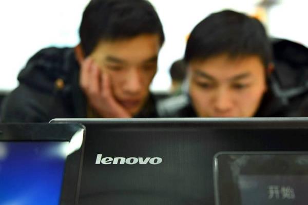 《彭博》报导，北京政府要求政府机关内的外国品牌电脑，改为中国的国产设备。图为北京民众使用联想电脑。