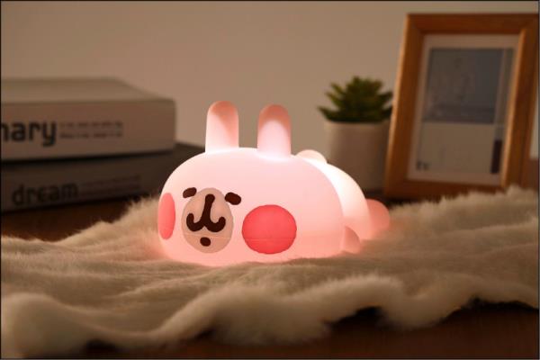 “卡娜赫拉的小动物”粉红兔兔拍拍灯，即日起至2月28日于momo购物网消费集满3点，享限时限量换购价499元。。