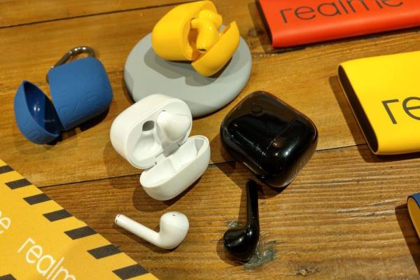 realme首款真无线蓝牙耳机BudsAir，提供白、黄、黑三色选择，售价1,799元。蓝色为活动限定版。