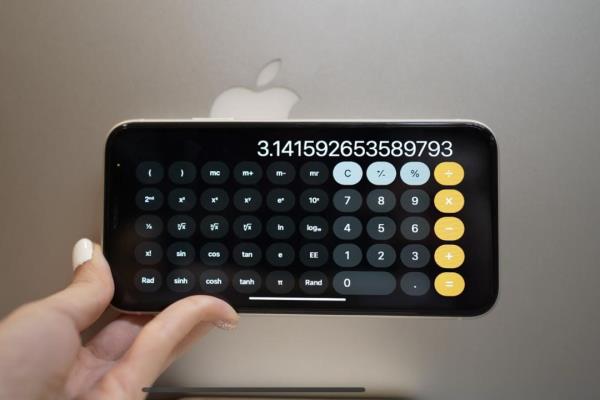 iPhone手机计算机功能强大，较精深的数学算式也不是问题。