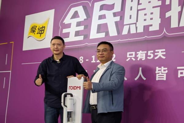 左为灿坤总经理李佳峰，右为睿米品牌代表。
