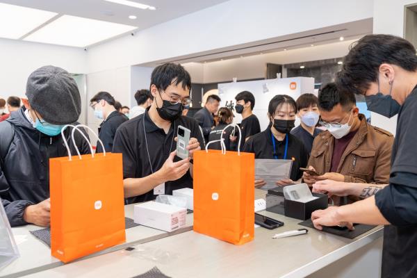 Xiaomi13Pro与Xiaomi13自开放预购以来，体验人潮突破以往，今（18）日小米之家信义威秀直营店现场涌入满满交机人潮，让用户亲自感受徕卡原生双画质拍出摄影画面。
