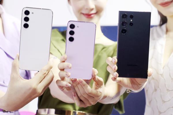 中国三星电子下午宣布，CalaxyS23旗舰系列手机正式上市，主打摄影及高速运算效能。