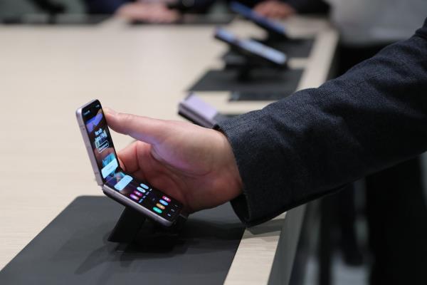 DIGITIMES预估，今年智慧型手机出货前7大品牌排名依序将为三星(Samsung)、苹果(Apple)、OPPO、小米、vivo、传音及荣耀，合计出货将达将近10.4亿支，囊括全球86.4%市占。图为三星GalaxyZFlip3手机。新华社