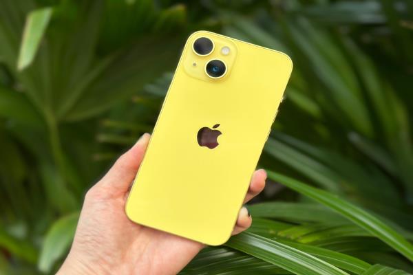 黄色iPhone14实际看起来色彩非常明亮抢眼。