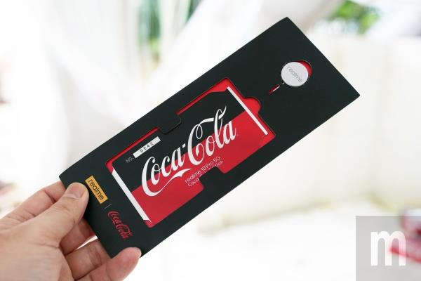 ▲仿照可口可乐经典玻璃瓶瓶盖造型的SIM卡针及可乐罐造型限量编号卡片