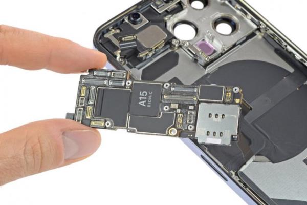iPhone 13 Pro 维修难度比前代高！iFixit 实机拆解揭2大关键原因